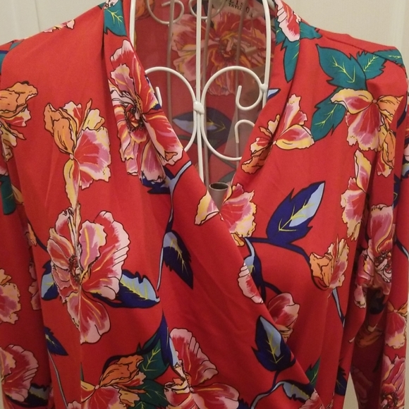 Gorgeous floral top - Picture 3 of 7